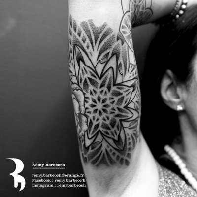  Tatouage mandala sur le bas de l'avant bras